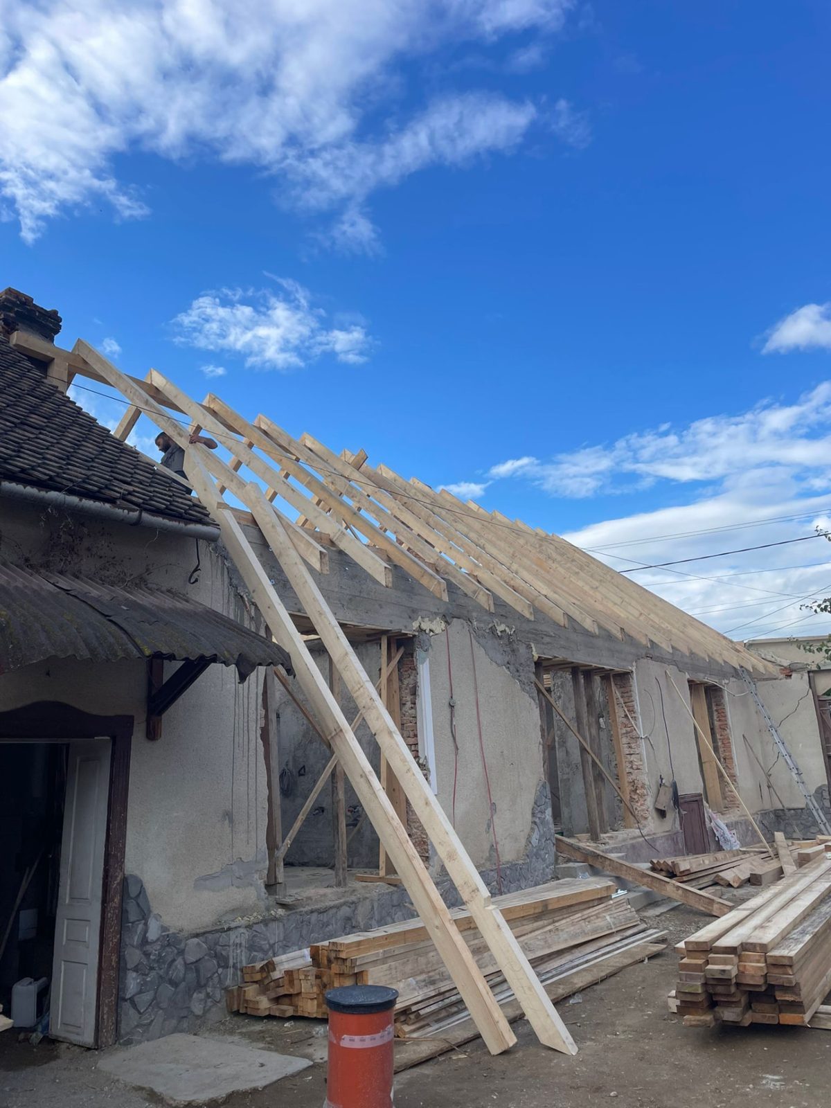 Șarpantă și structură din lemn. Dulgherie realizată pentru o structură de acoperiș solidă.