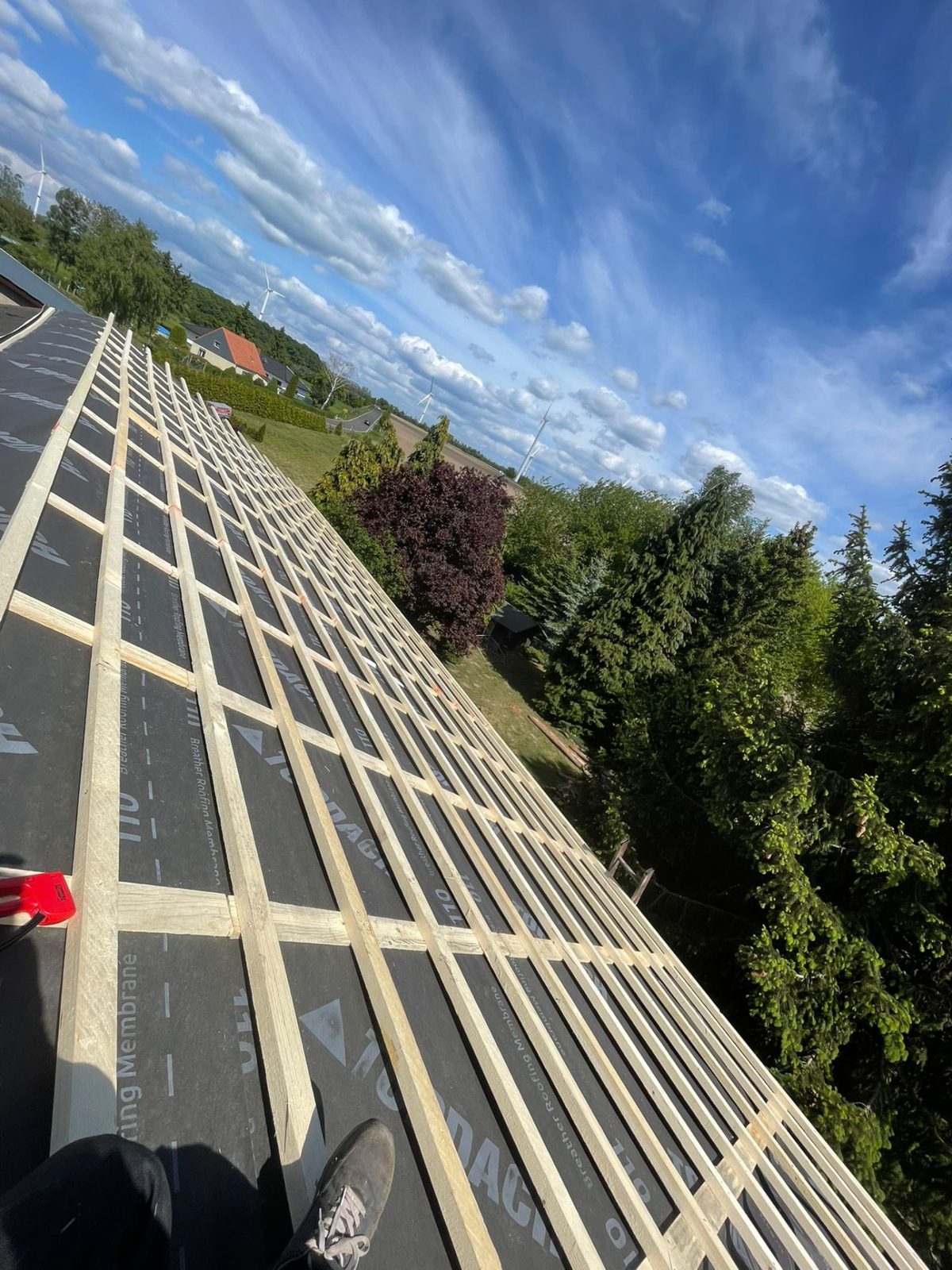 Mansardare corectă: izolație, barieră de vapori și ventilare — Șarpantă și structură din lemn. Dulgherie realizată pentru o structură de acoperiș solidă.