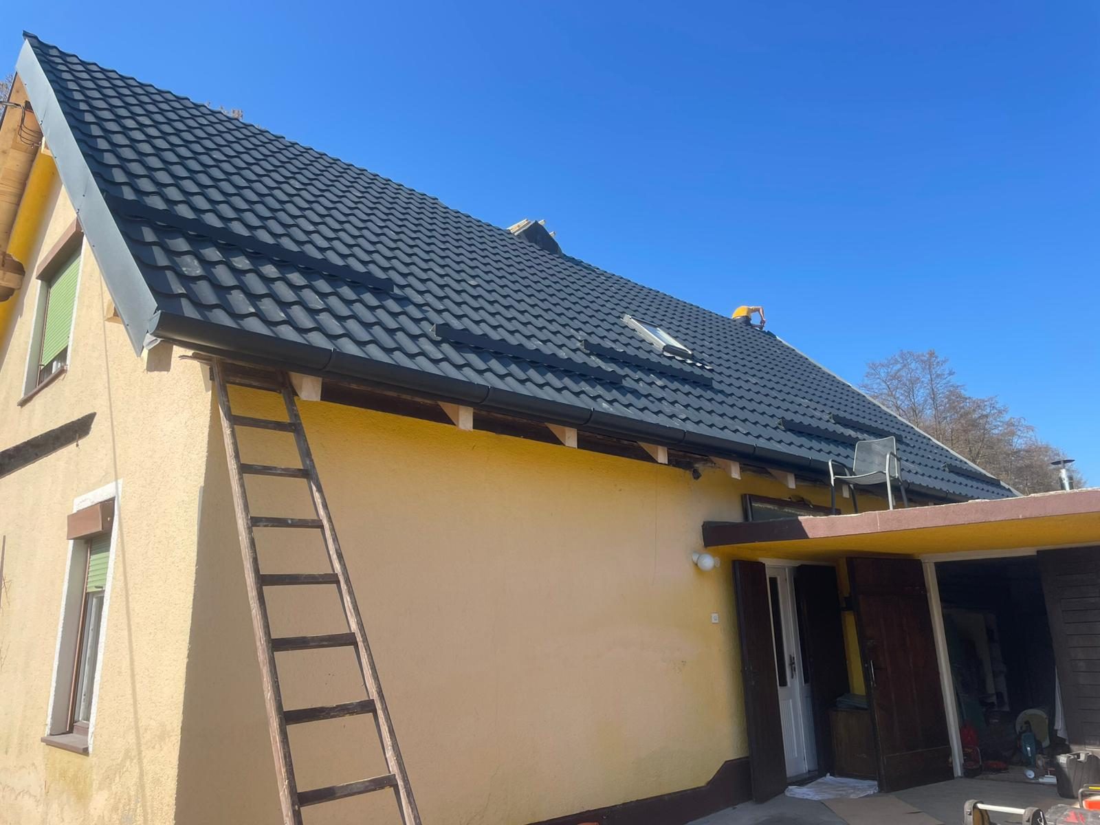 Țiglă metalică sau țiglă ceramică? Comparație onestă pentru case din România — Acoperiș nou cu țiglă metalică. Lucrare completă pentru protecție și un finisaj durabil.