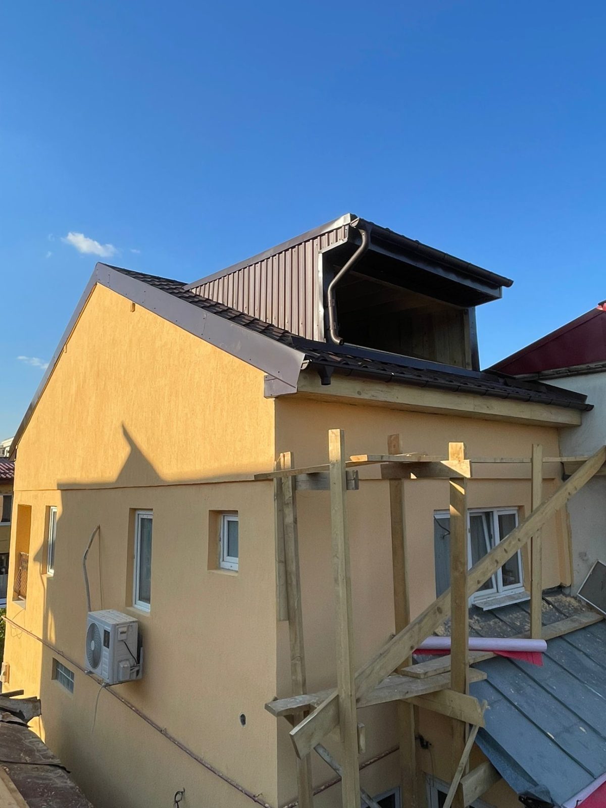 7 semne clare că acoperișul tău are nevoie de reparații urgente — Reparație și renovare acoperiș. Intervenție pentru remedierea zonelor afectate și protecție pe termen lung.