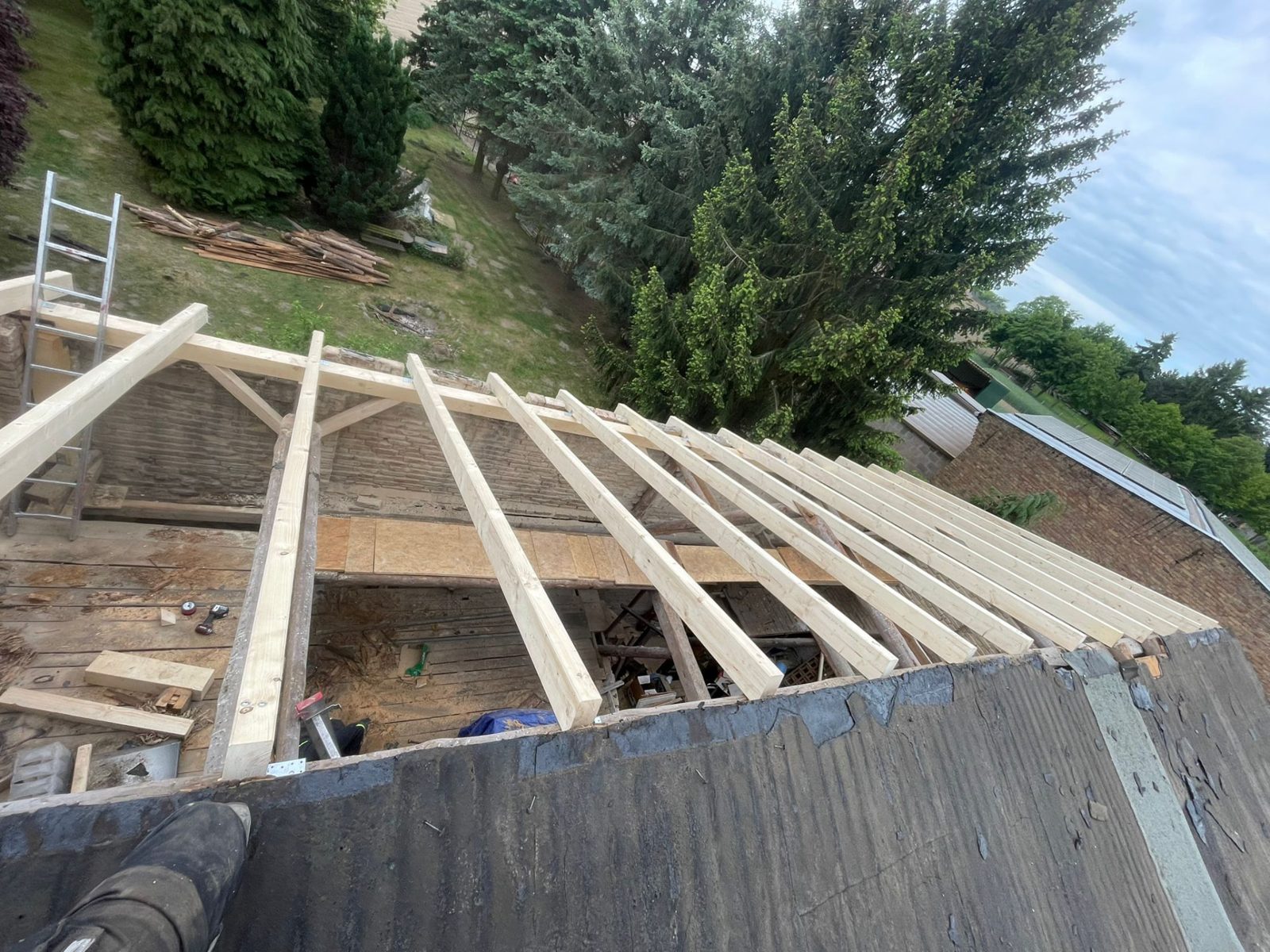 Șarpante & Dulgherie — Șarpantă și structură din lemn. Dulgherie realizată pentru o structură de acoperiș solidă.