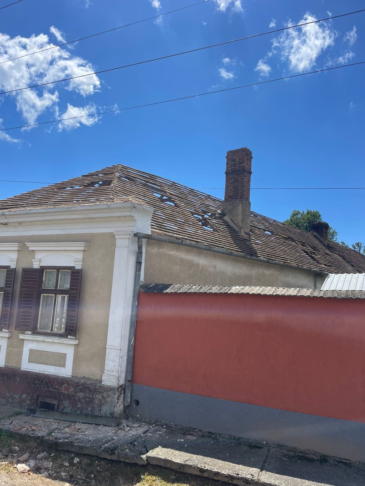 Reparație și renovare acoperiș. Intervenție pentru remedierea zonelor afectate și protecție pe termen lung.