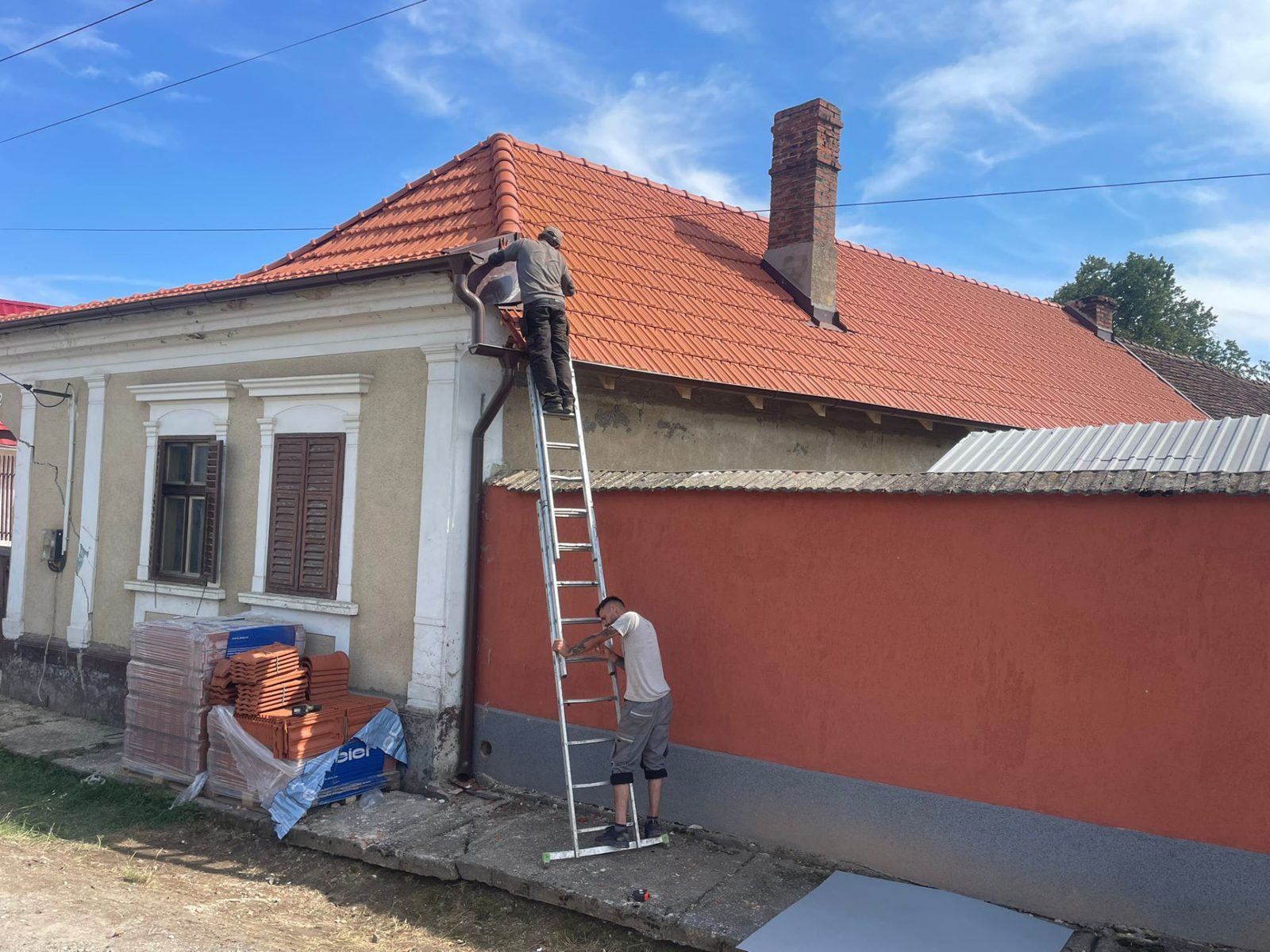 Reparații acoperiș în București: cum găsim sursa unei infiltrații — Reparație și renovare acoperiș. Intervenție pentru remedierea zonelor afectate și protecție pe termen lung.