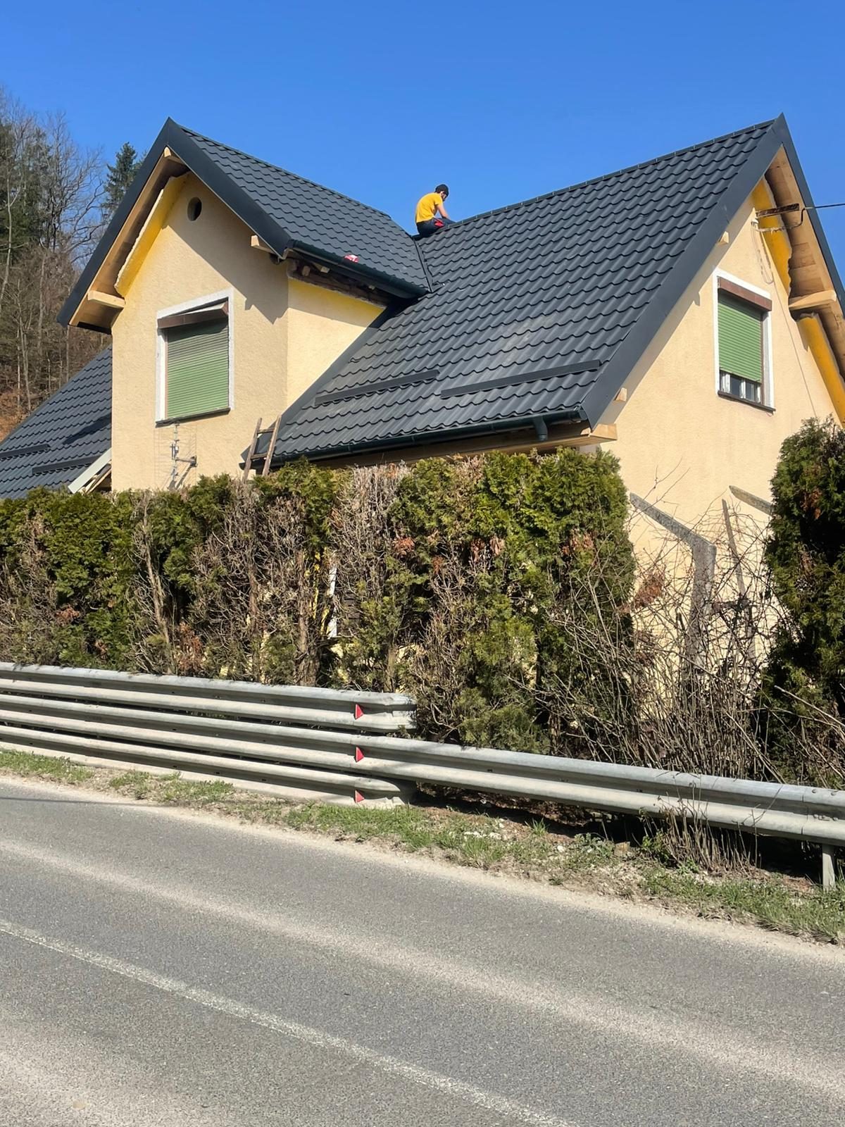 Montaj Țiglă Metalică & Ceramică — Acoperiș nou cu țiglă metalică. Lucrare completă pentru protecție și un finisaj durabil.