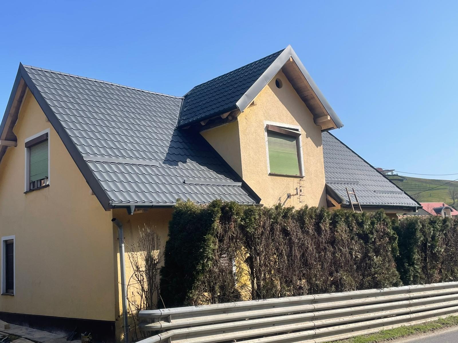 Acoperișuri Noi la Cheie — Acoperiș nou cu țiglă metalică. Lucrare completă pentru protecție și un finisaj durabil.